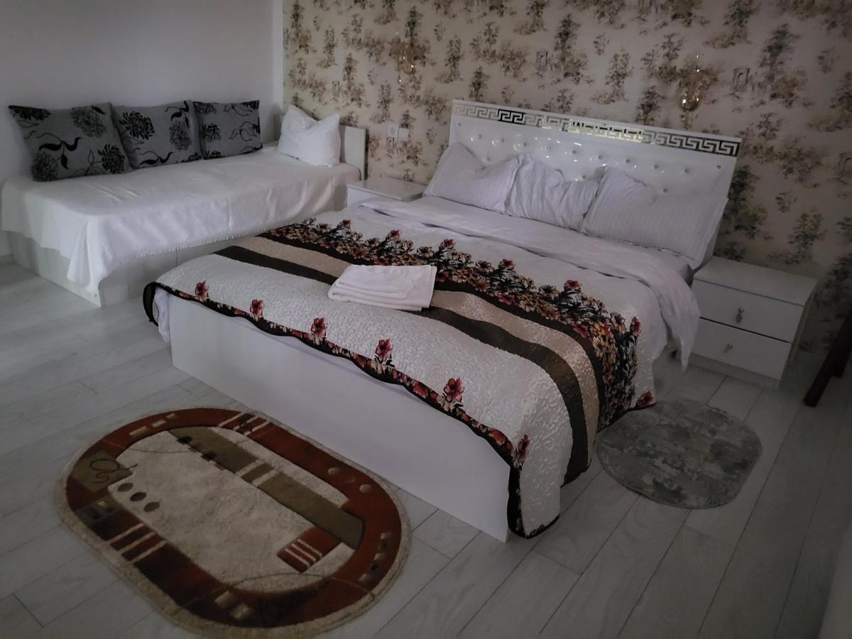 Apartament Cu Terasa Si Gratar Appartement Satu Mare Buitenkant foto
